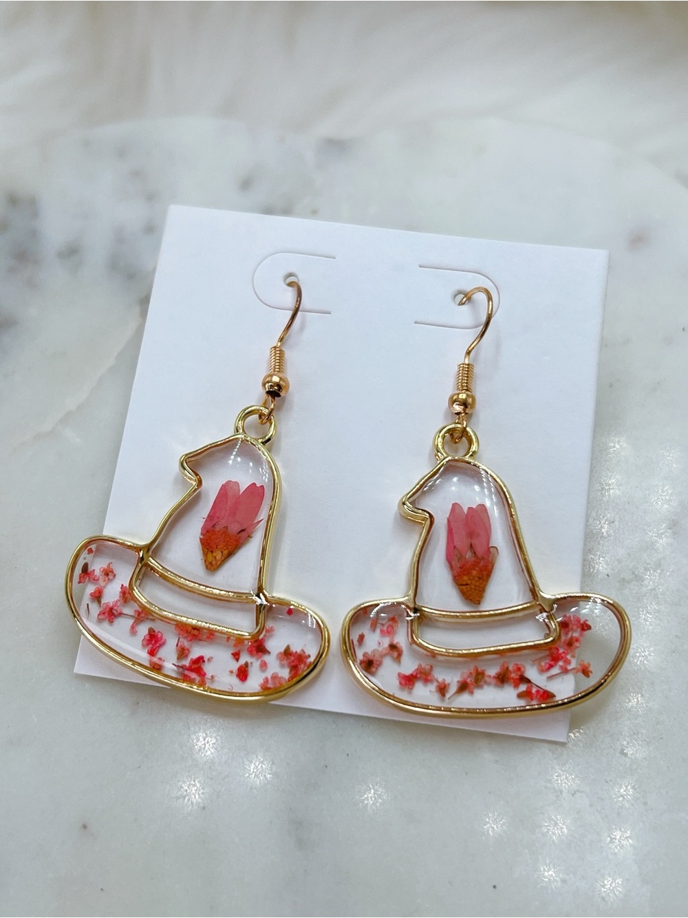 Witch 🧙 hat lucite Real Flower 🌸 pink gold plated 2” earrings